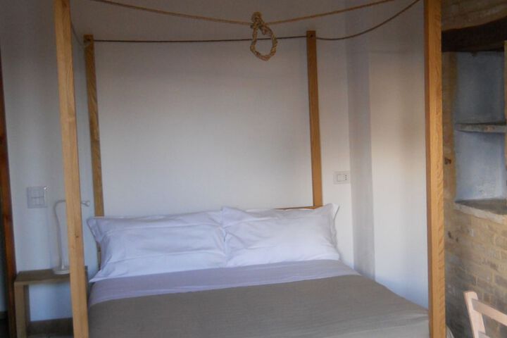 Room 2 of 49