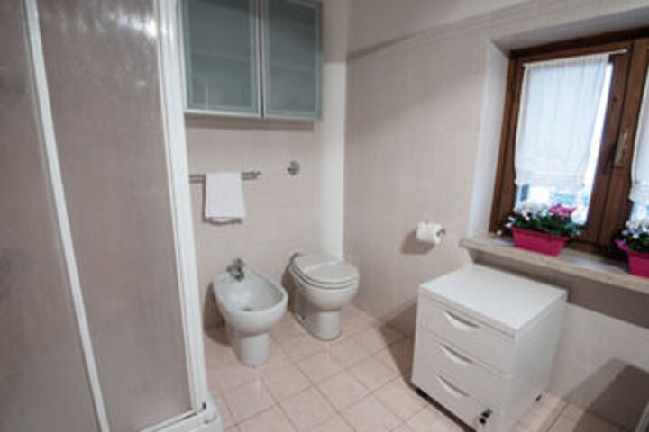 Room 4 of 93