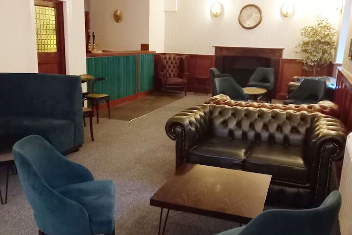 Lobby lounge