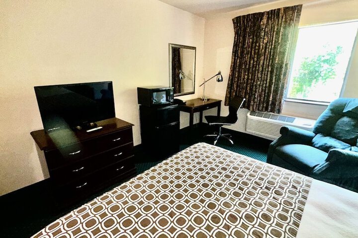 1 Queen Bed (2 of 11)