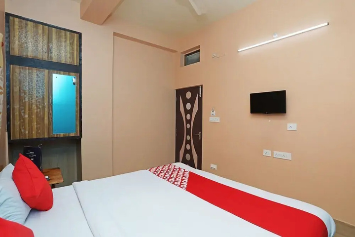 Room 7 of 12