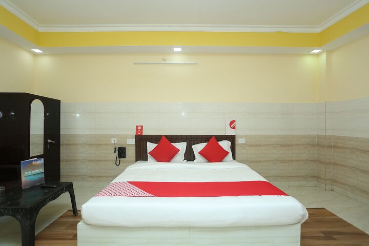 OYO 18817 Hotel Skyzone Madhuvan