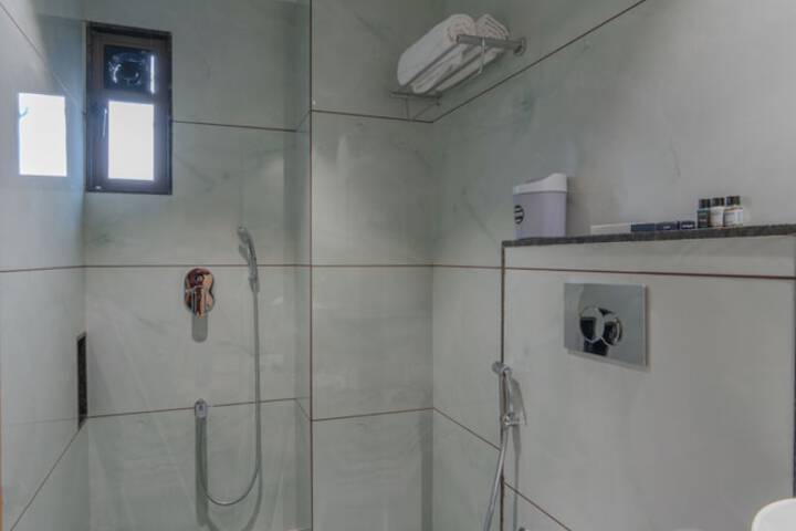 Room 32 of 48