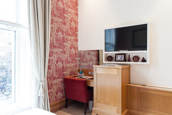 Room 8 of 100