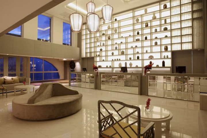 Entrance & Lobby