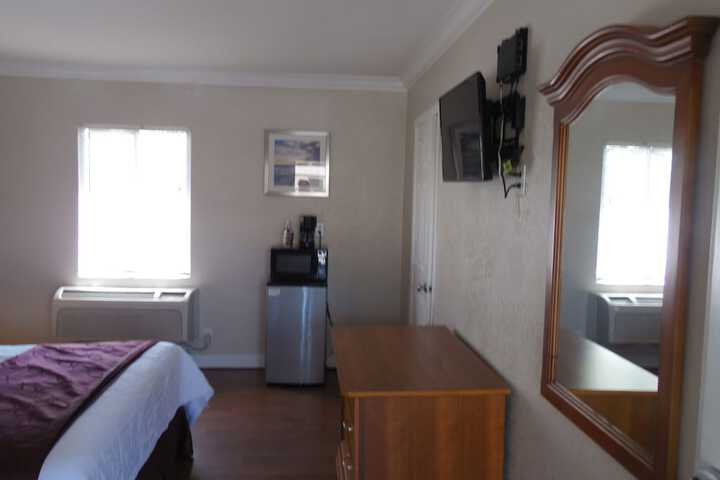 1 Queen Bed (6 of 12)