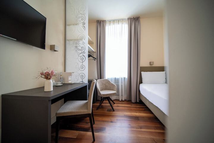 Room 5 of 32