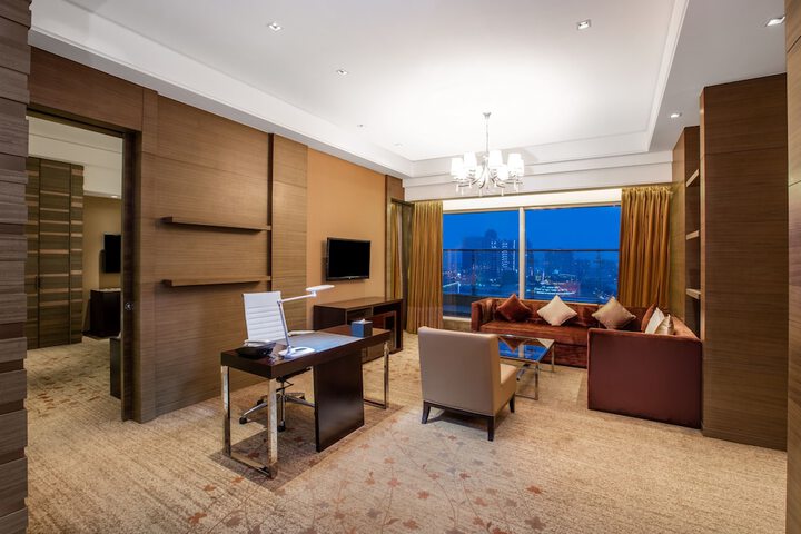 Room 5 of 82