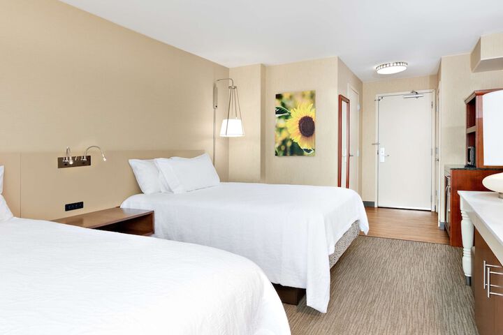 2 Queen Beds (13 of 14)