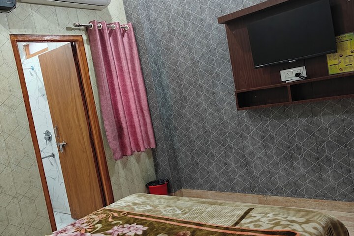 Room 9 of 28