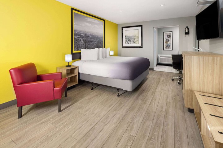 1 King Bed (2 of 14)