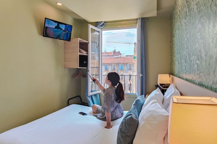 Room 40 of 102