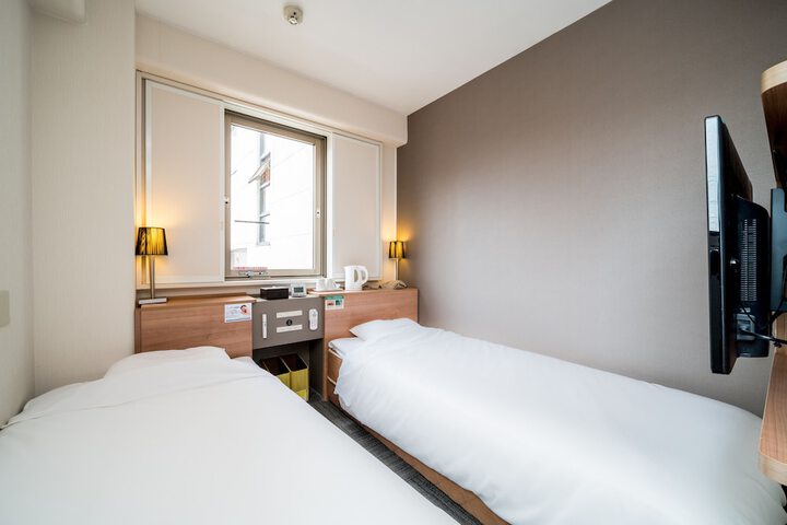 Room 8 of 27