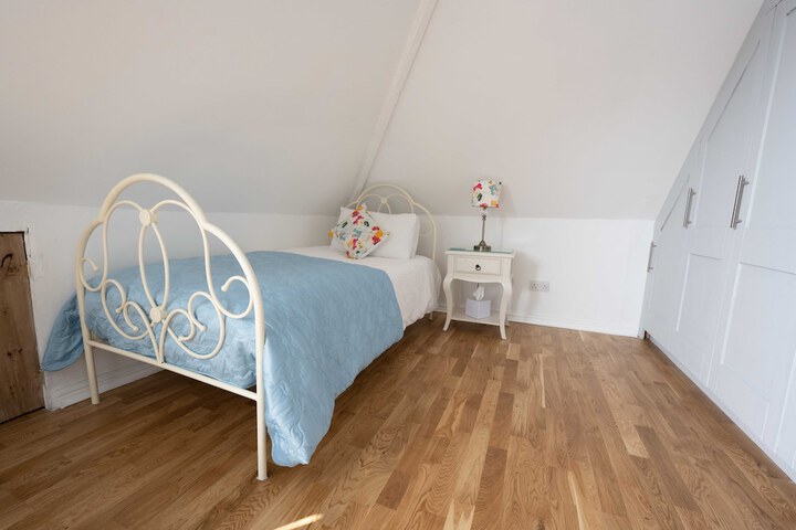 Room 6 of 28