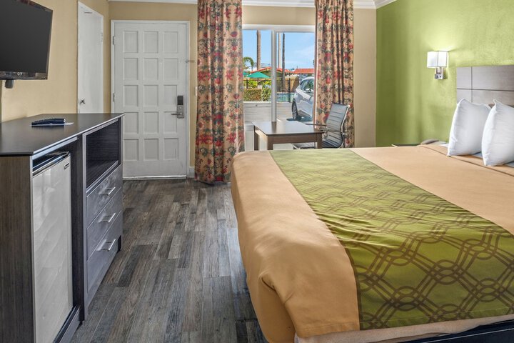 1 Queen Bed (6 of 9)