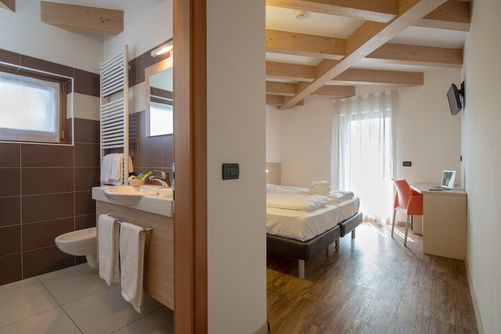 Room 2 of 34