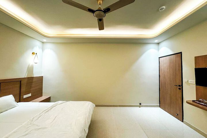 Room 12 of 32