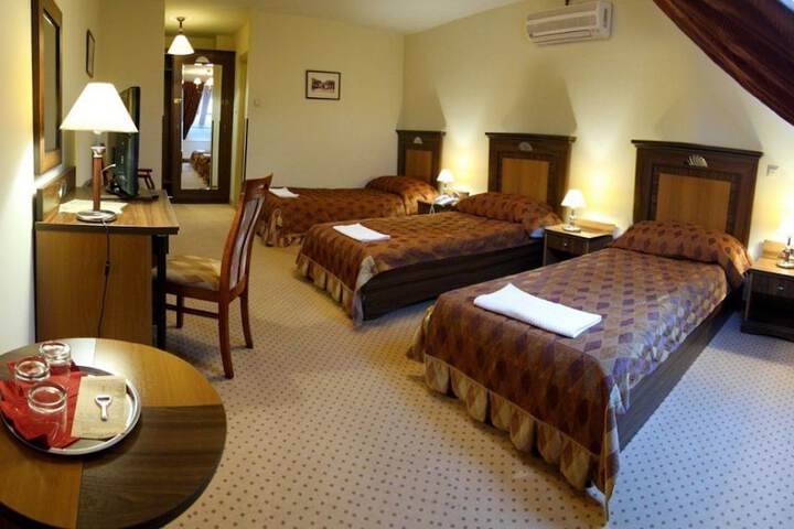Room 8 of 32
