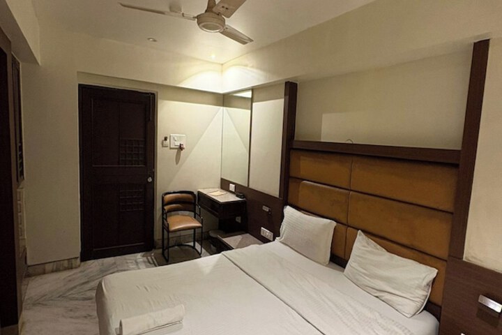 Room 6 of 33