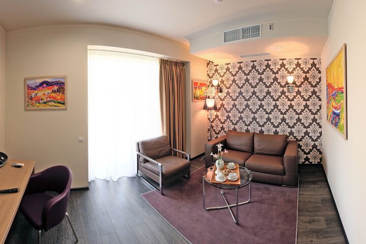 Room 16 of 83
