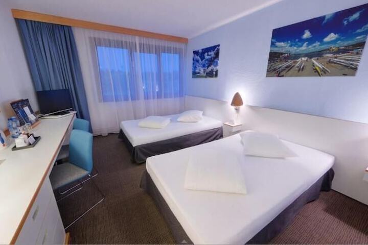 Room 4 of 140