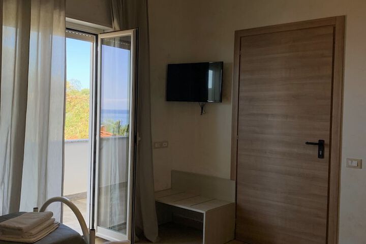 Room 14 of 80