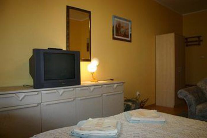 Room 7 of 18