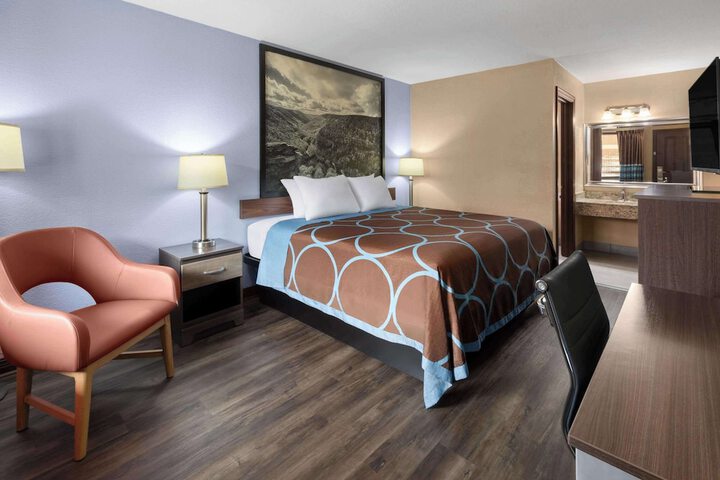 1 King Bed (3 of 9)