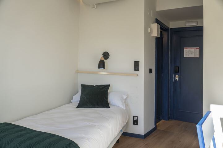 Room 27 of 65