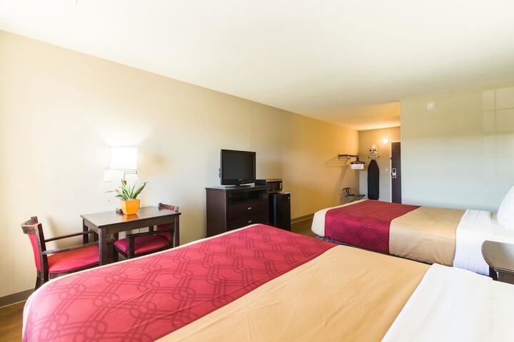 2 Queen Beds (2 of 13)