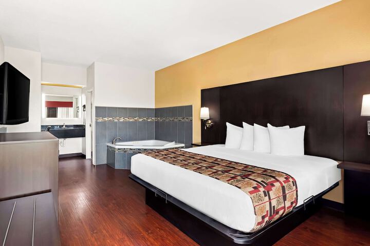 1 King Bed (11 of 18)