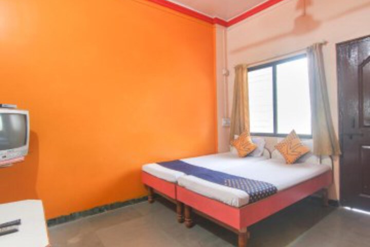 SPOT ON 66033 New Surekh Lodge