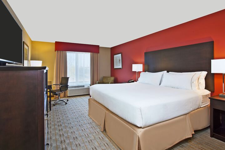 1 King Bed (4 of 13)
