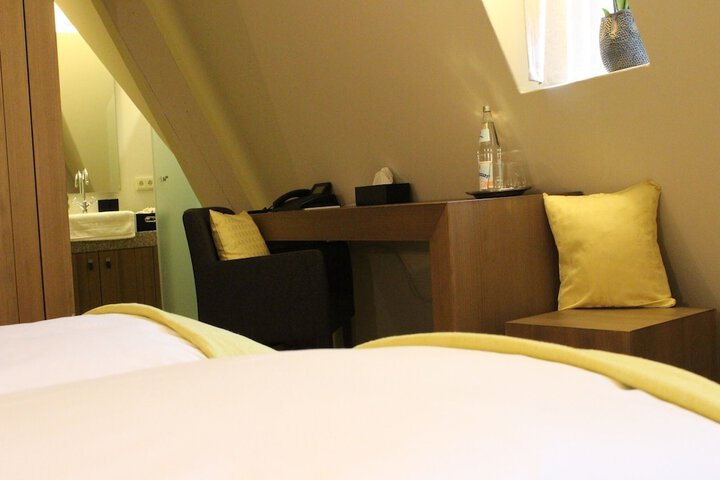 Room 6 of 33
