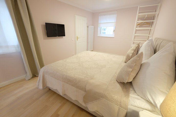 Room 9 of 32