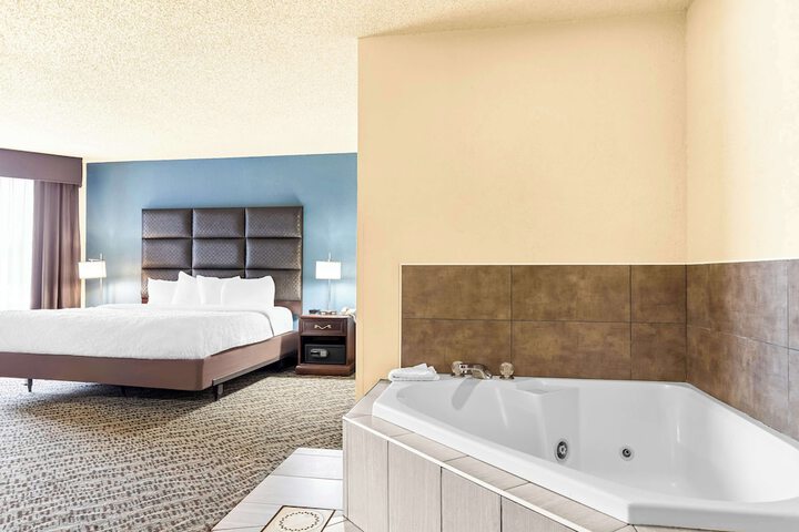 1 King Bed Pillowtop Bed 32 Inch LCD Television Microwave and Refrigerator Full Breakfast (8 of 14)