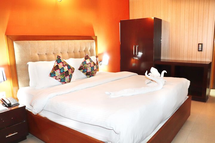 Room 6 of 24