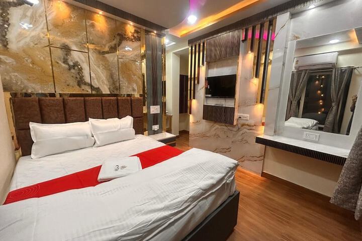 Room 8 of 13