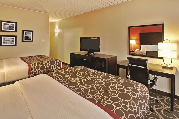 2 Queen Beds (3 of 5)