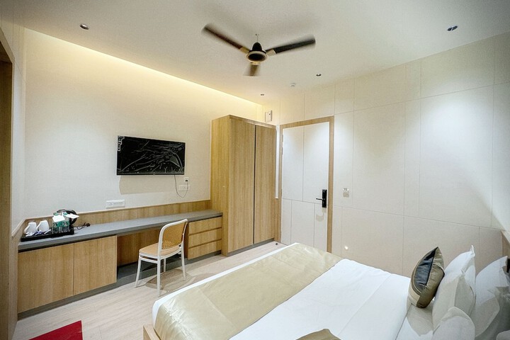Room 7 of 16
