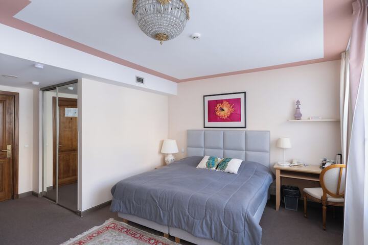 Room 6 of 42