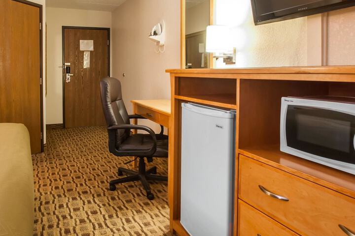 1 Queen Bed (6 of 14)
