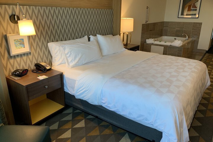 1 King Bed (6 of 16)