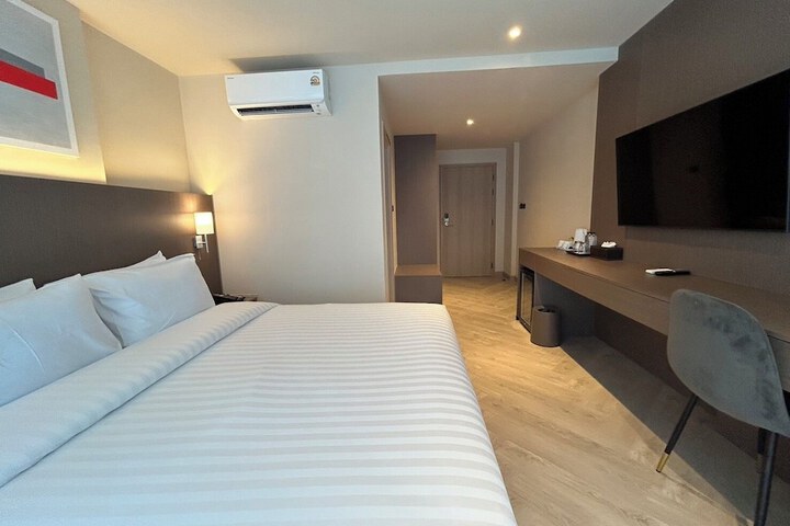 Room 3 of 103
