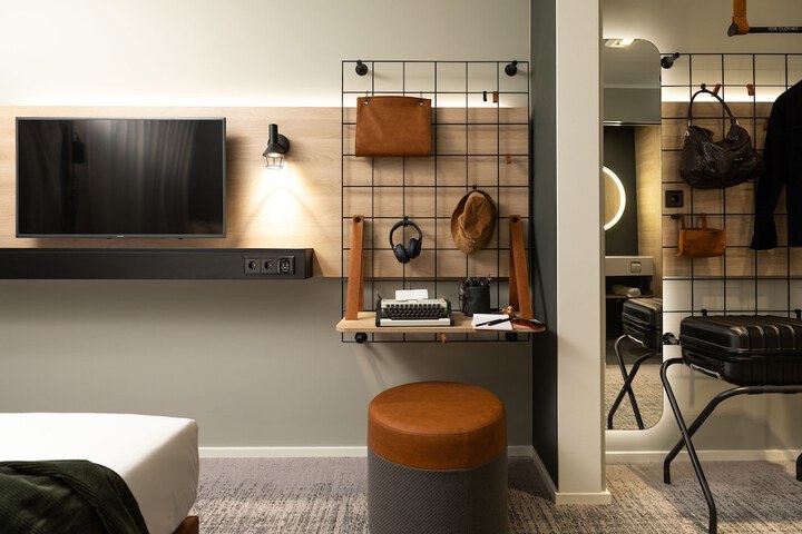Room 8 of 44