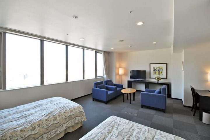 Room 12 of 32