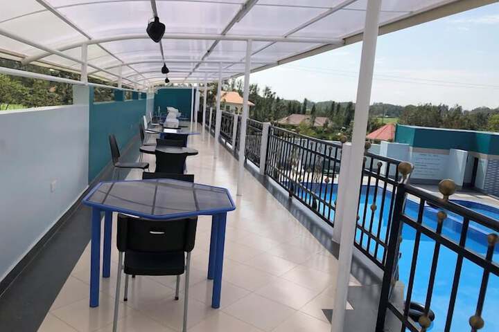Lounge 45 of 80