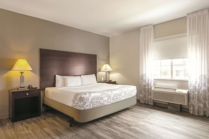 1 King Bed Mobility Hearing Accessible Room Bathtub with Grab Bars (9 of 22)