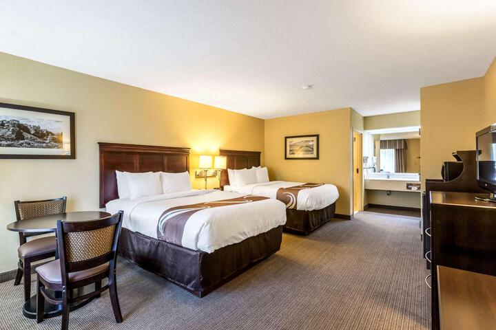 1 Queen Bed (5 of 6)