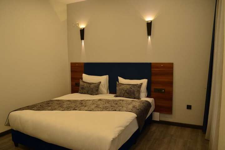 Room 6 of 13